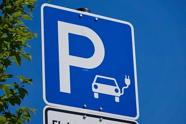 #E-Auto laden, #öffentliche Ladestation, #Ladekabel, #Ladekarte, #Lade-App, #Elektromobilität, #Ladeinfrastruktur, #Ladekosten, #Schnellladen, #AC-Ladestation, #DC-Ladestation, #E-Mobilität, #Elektroauto laden, #Ladestation finden, #Ladeprozess