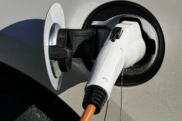 E-Auto laden, öffentliche Ladestation, Ladekabel, Ladekarte, Lade-App, Elektromobilität, Ladeinfrastruktur, Ladekosten, Schnellladen, AC-Ladestation, DC-Ladestation, E-Mobilität, Elektroauto laden, Ladestation finden, Ladeprozess