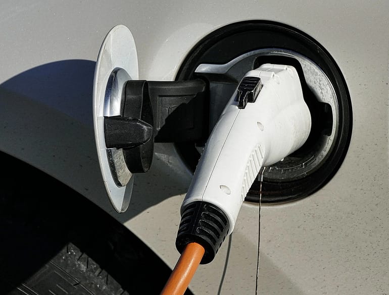 E-Auto laden, öffentliche Ladestation, Ladekabel, Ladekarte, Lade-App, Elektromobilität, Ladeinfrastruktur, Ladekosten, Schnellladen, AC-Ladestation, DC-Ladestation, E-Mobilität, Elektroauto laden, Ladestation finden, Ladeprozess